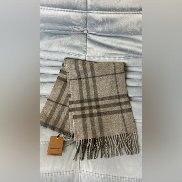 Burberry Grey Wool Scarf NWT 168cm*28cm - Picture 2 of 6